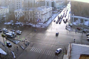 Encrucijada de las calles de la Comuna - Engels. Webcam de Chelyabinsk en línea