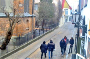 Las calles estrechas del viejo Riga en tiempo real