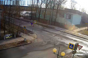 Cruce de las calles Komsomolskaya y Gorky. Cámaras web Kondopogi en línea
