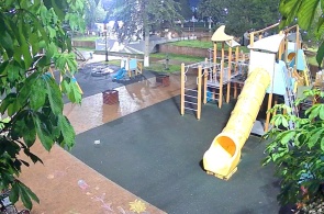 Parque infantil en la calle Boyko. Cámaras web de Georgievsk en línea.