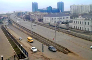 Henri Barbusse Street y New Bridge. Webcam de Astrakhan en línea
