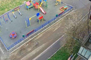 Calle Yubileynaya, Avenida Yulaev, Parque Infantil. Cámaras web de Baimak en línea.