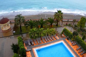 Vista de la playa desde el Alex Beach Hotel. Cámaras web Gagra