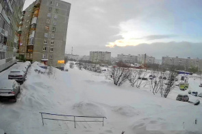 Vista de Kola Avenue y estacionamiento en el centro comercial Northern Nagornoye. Cámaras web en Murmansk en línea