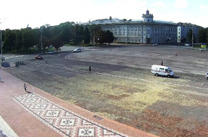 Plaza Roja Chernihiv. Vista de la administración estatal regional