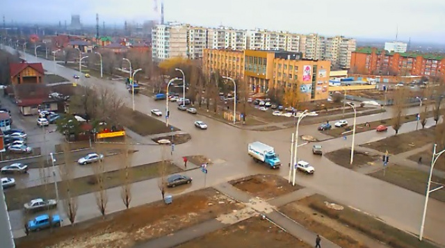 El cruce de calles de gagarin y Entusiastas. Volgodonsk cámara web en línea
