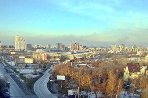 Encrucijada de Labor Street y Sverdlovsky Prospect. Webcam de Chelyabinsk en línea