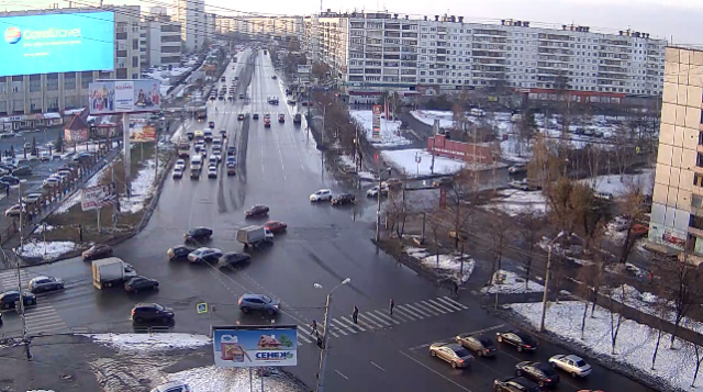 Encrucijada Komsomolsky Avenue - Tchaikovsky. Webcam de Chelyabinsk en línea