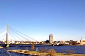 Vantage puente sobre el río Daugava webcam en línea