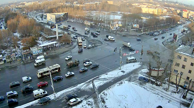 Encrucijada de Komsomolsky - Avenidas Sverdlovsky. Webcam de Chelyabinsk en línea