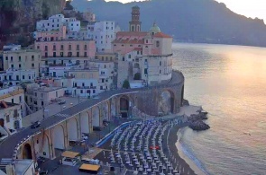 Playa de Atrani e Iglesia de Santa María Magdalena. Webcams Salerno en línea