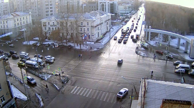 Encrucijada de las calles de la Comuna - Engels. Webcam de Chelyabinsk en línea