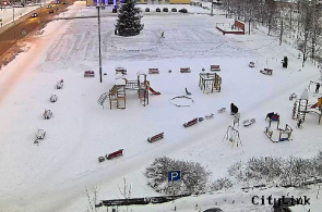 Plaza Kirov, parque infantil. Webcams Medvezhyegorsk en línea