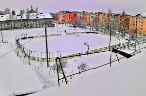 Campo de deportes cerca de la escuela # 1. Webcams Medvezhyegorsk en línea