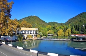 Parque costero. El lago de los cisnes. Nuevas cámaras web Athos en línea