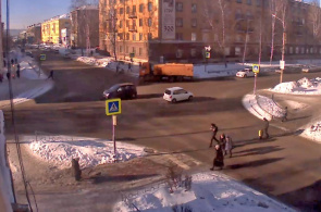 La cámara web transmite una vista de la intersección de las calles Karl Marx y Parkhomenko en Nizhny Tagil