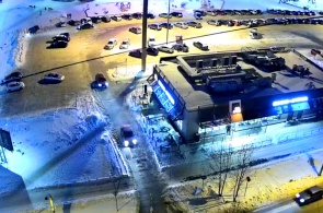 Aparcamiento en el centro comercial de la ciudad. Webcams Severodvinsk