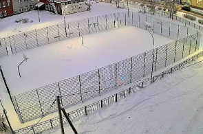 Campo de deportes cerca de la escuela # 2. Webcams Medvezhyegorsk en línea