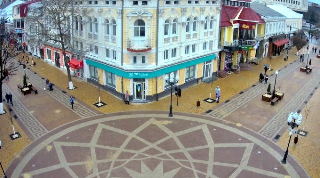 Cámara web en la encrucijada de las calles centrales de Simferopol: Karl Marx y Pushkin.