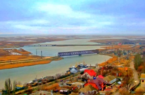 Vista del puente viejo y del camino al Arabat Spit. Cámaras web Genichesk