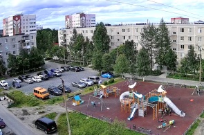 Parque infantil en la calle Belova. Cámaras web Polyarnye Zori