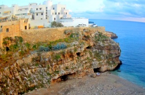 Vista de la playa y las cuevas marinas de Polignano. Cámaras web de Bari en línea